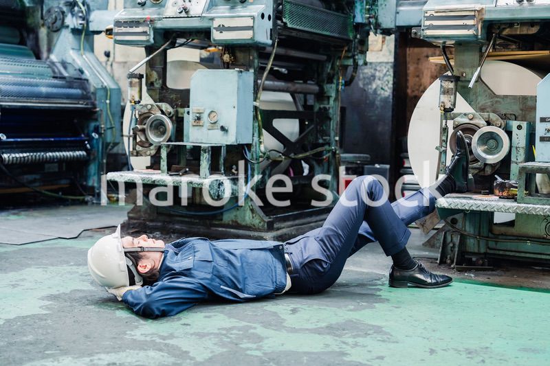 工場で寝転がる労働者