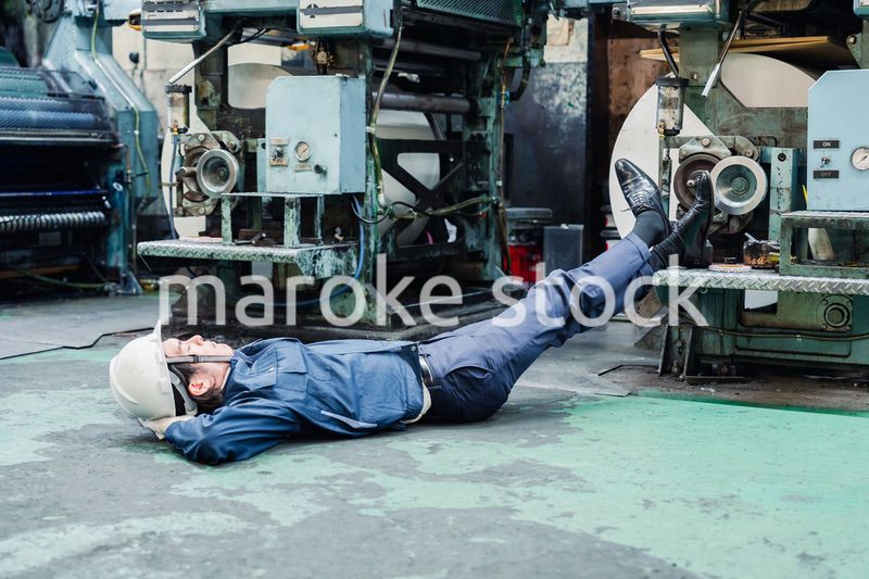工場で寝転がる労働者