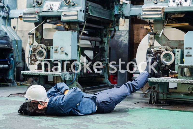 工場で寝転がる労働者
