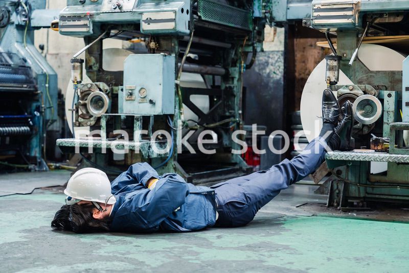 工場で寝転がる労働者