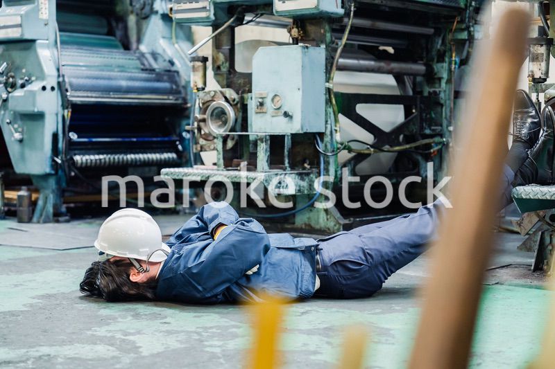 工場で寝転がる労働者