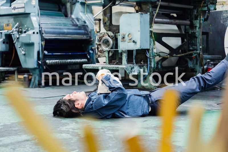 工場で寝転がる労働者