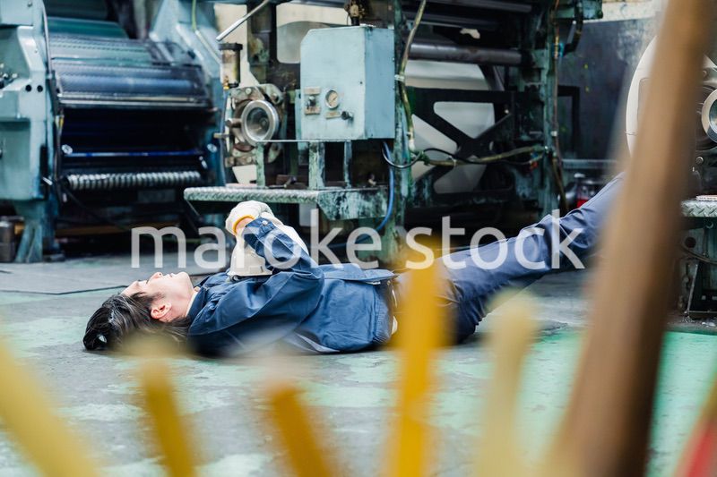 工場で寝転がる労働者