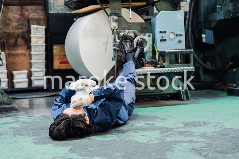 工場で寝転がる労働者