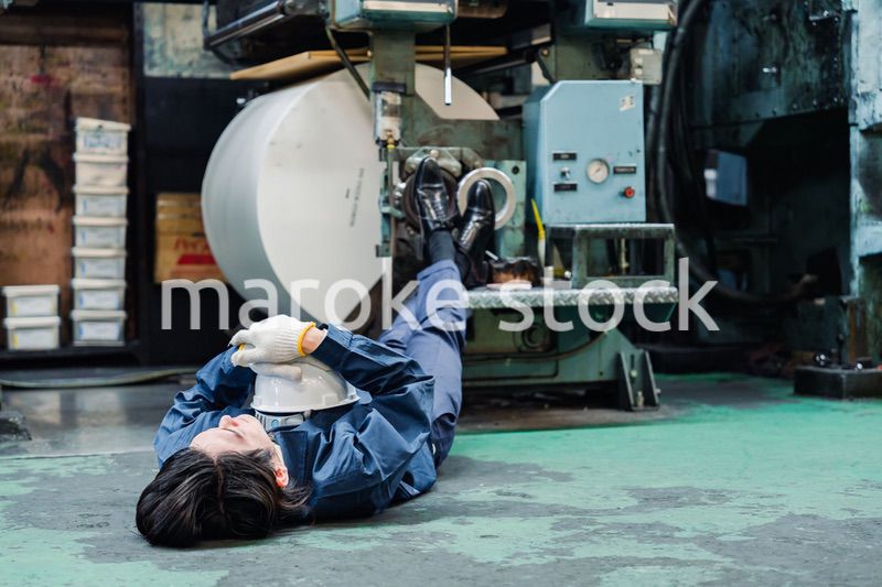 工場で寝転がる労働者