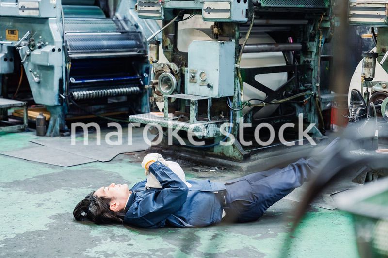 工場で寝転がる労働者