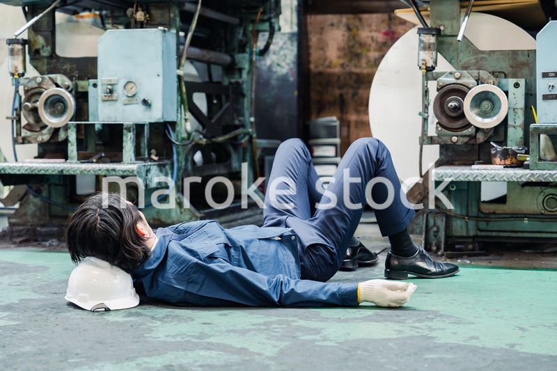 工場で寝転がる労働者