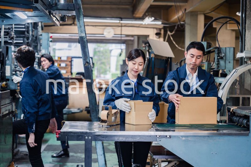 物流センターで発送業務をする作業員