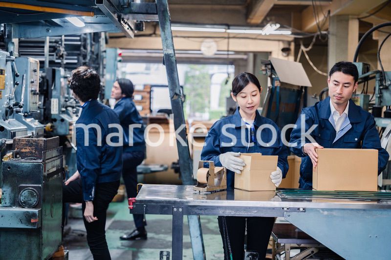 物流センターで発送業務をする作業員