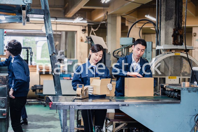 物流センターで発送業務をする作業員