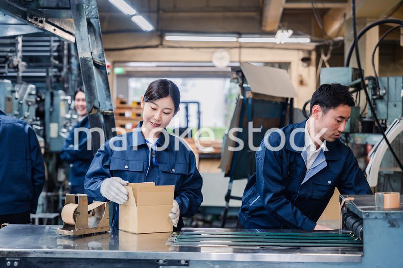 物流センターで発送業務をする作業員