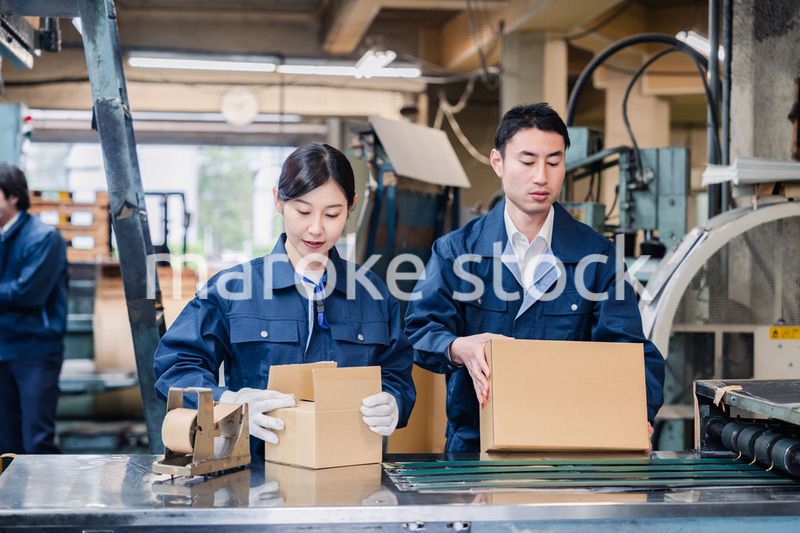 物流センターで発送業務をする作業員