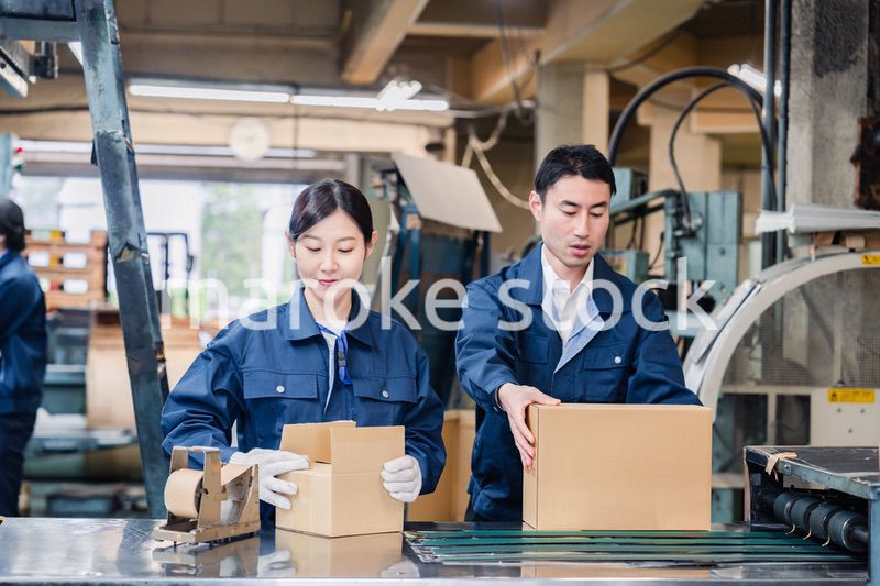 物流センターで発送業務をする作業員