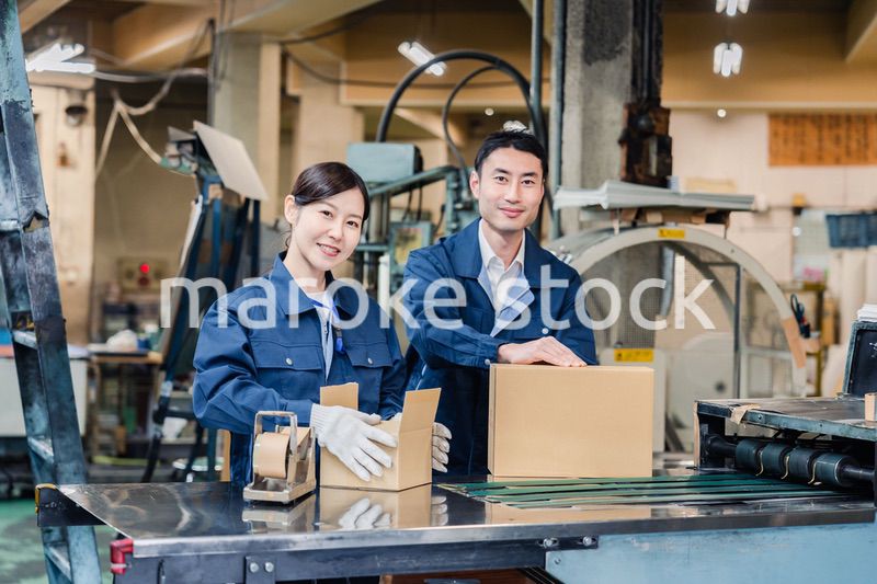 荷物の発送業務をするスタッフ