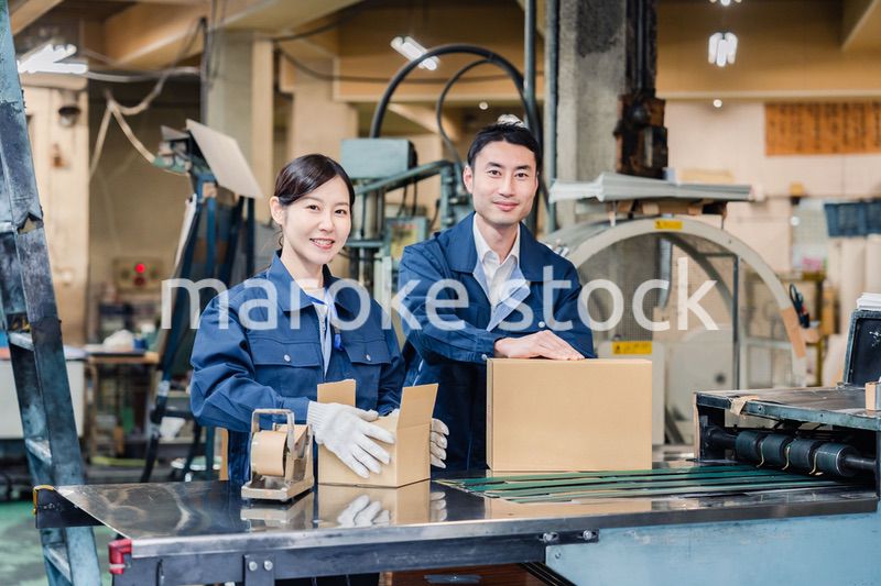 荷物の発送業務をするスタッフ