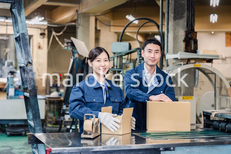 荷物の発送業務をするスタッフ