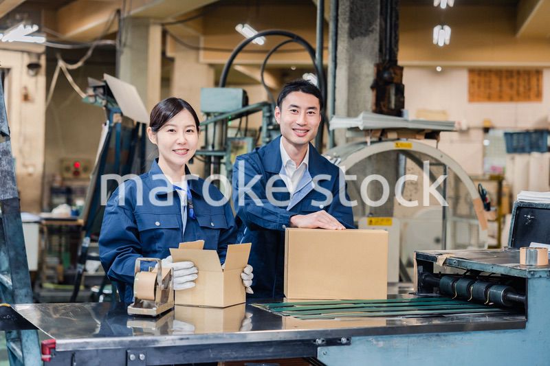 荷物の発送業務をするスタッフ