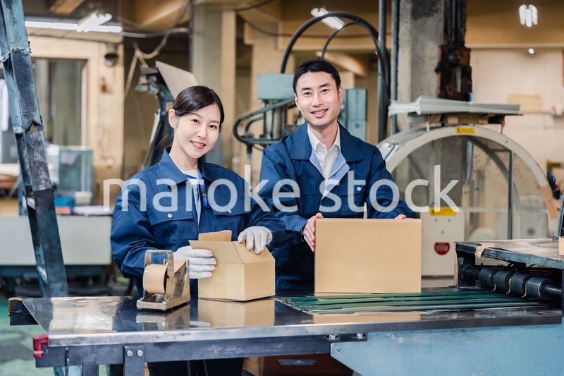 荷物の発送業務をするスタッフ