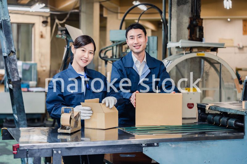 荷物の発送業務をするスタッフ