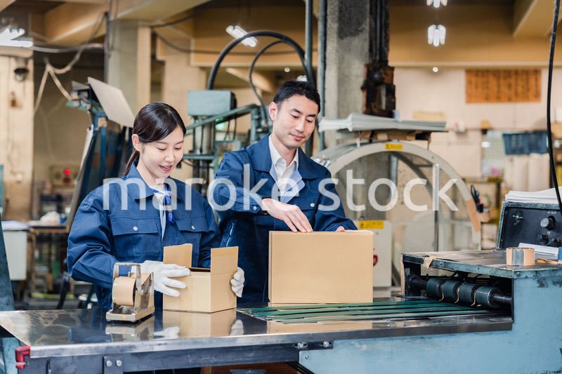 荷物の発送業務をするスタッフ