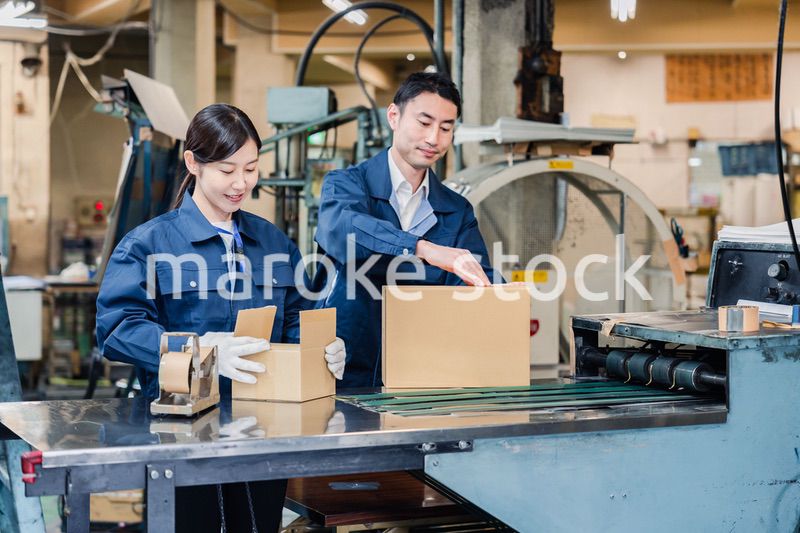 荷物の発送業務をするスタッフ