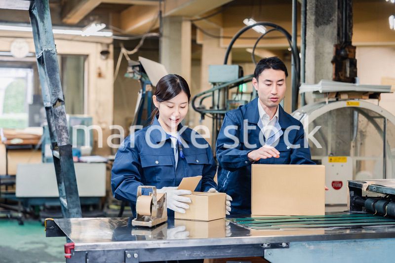 荷物の発送業務をするスタッフ