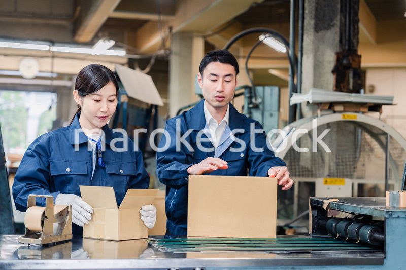 荷物の発送業務をするスタッフ