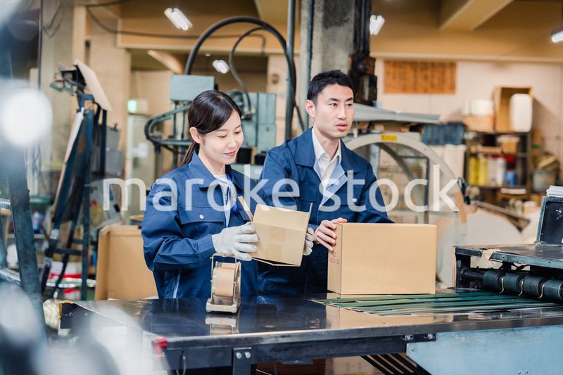 荷物の発送業務をするスタッフ