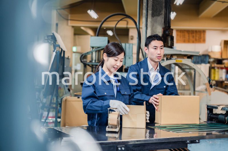 荷物の発送業務をするスタッフ