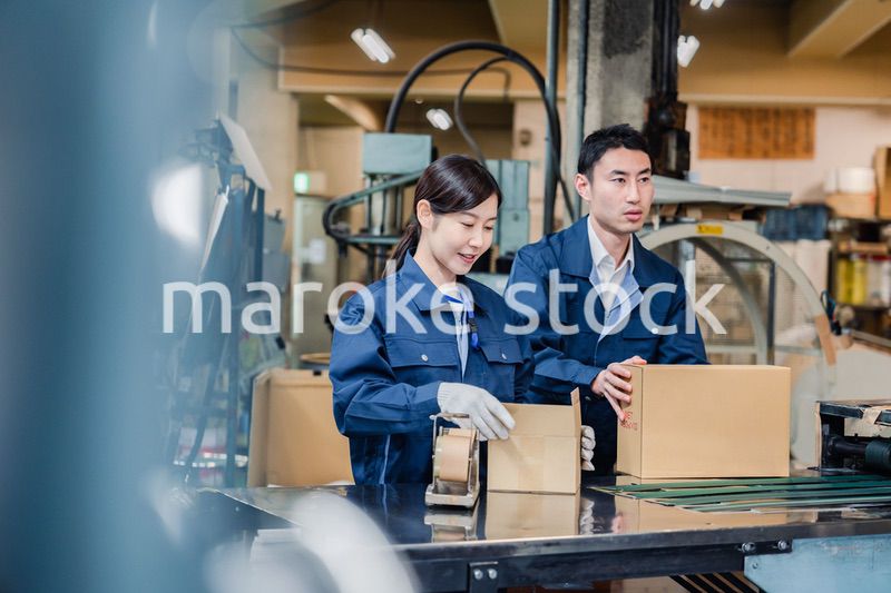 荷物の発送業務をするスタッフ