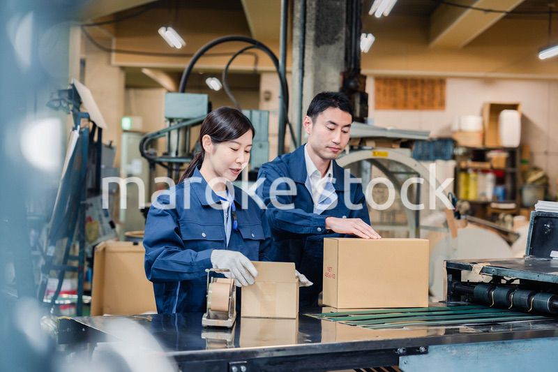 荷物の発送業務をするスタッフ