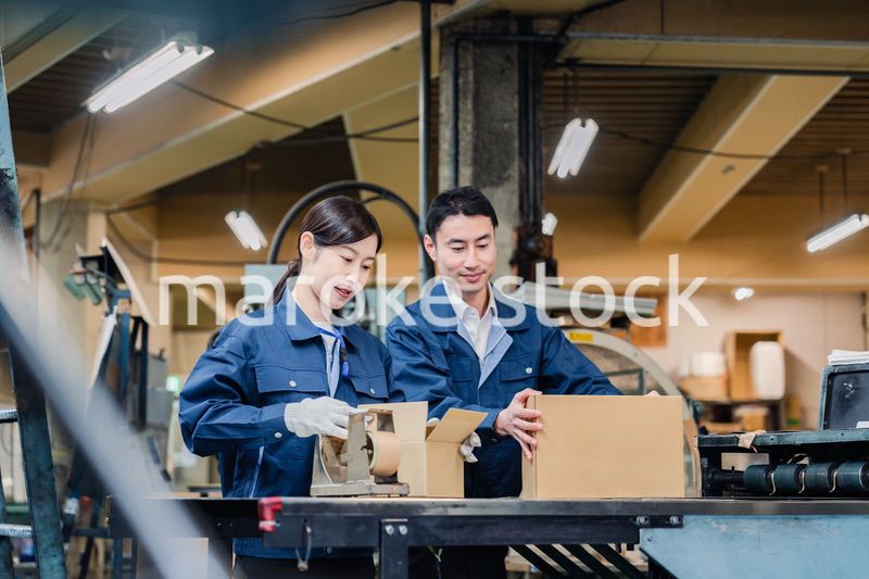 荷物の発送業務をするスタッフ