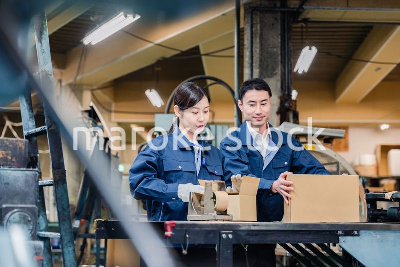 荷物の発送業務をするスタッフ