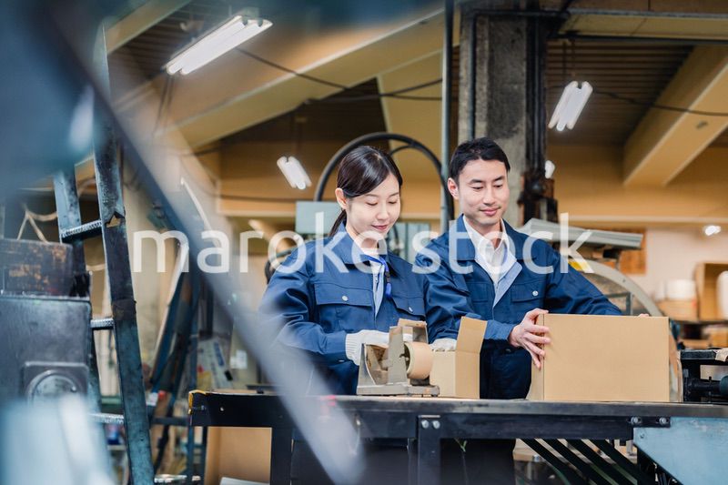 荷物の発送業務をするスタッフ