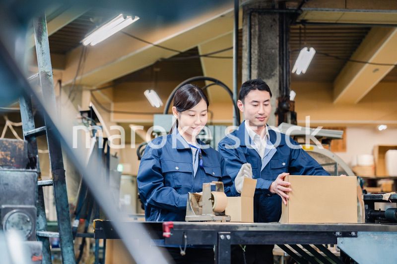 荷物の発送業務をするスタッフ