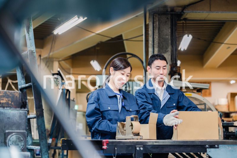 荷物の発送業務をするスタッフ