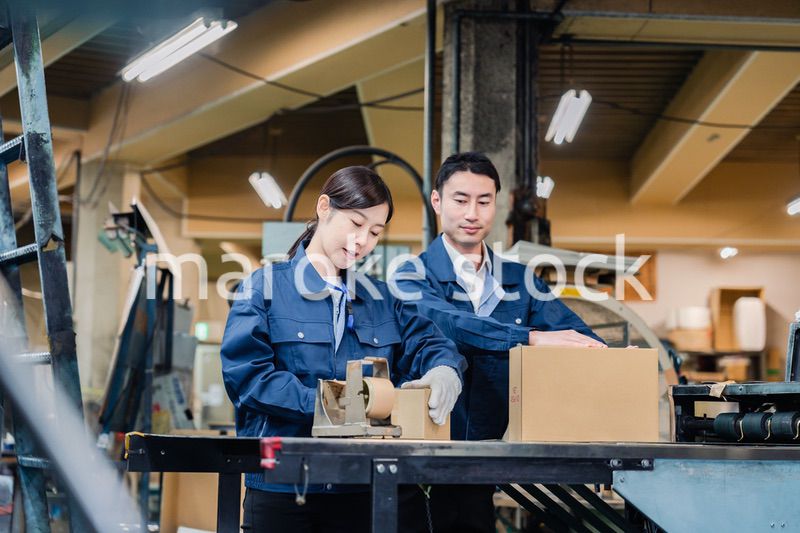 荷物の発送業務をするスタッフ