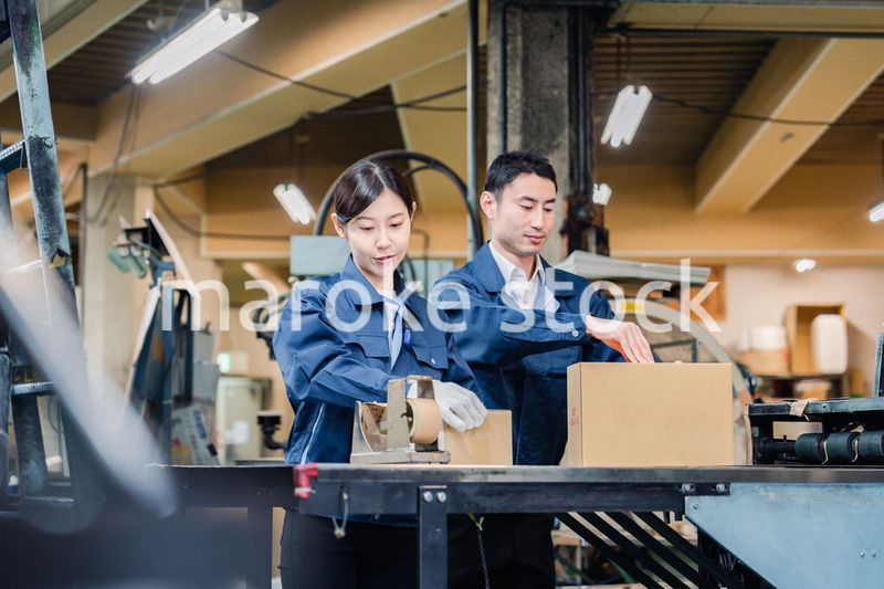 荷物の発送業務をするスタッフ