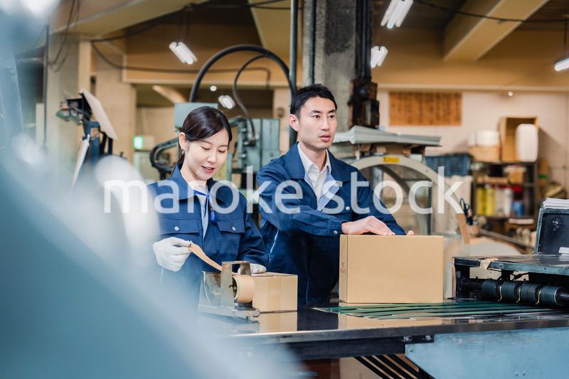 荷物の発送業務をするスタッフ