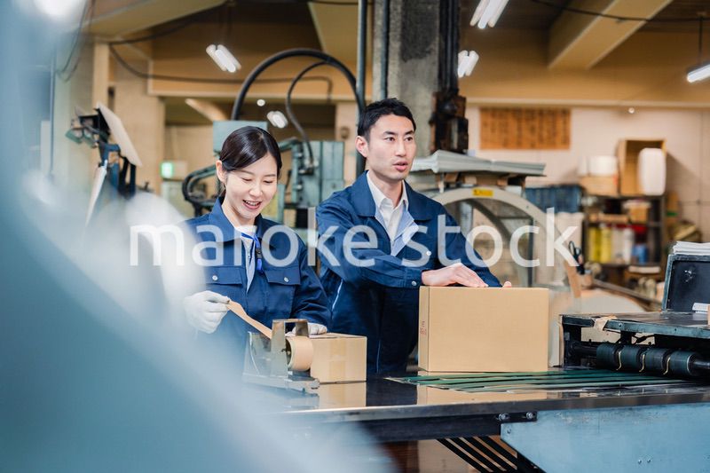 荷物の発送業務をするスタッフ