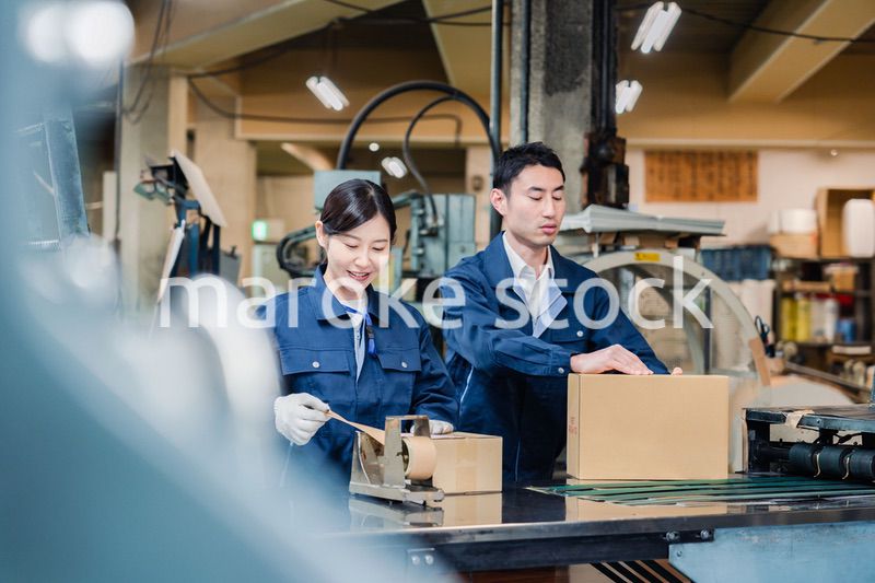 荷物の発送業務をするスタッフ