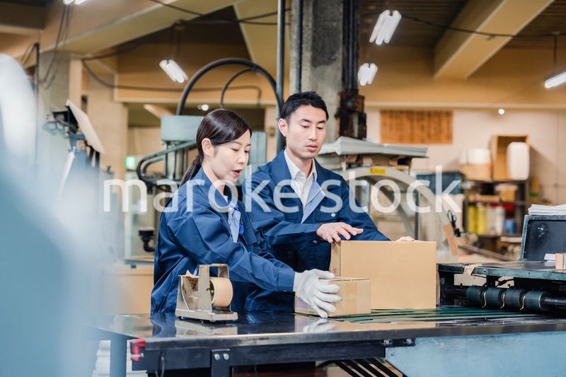 荷物の発送業務をするスタッフ