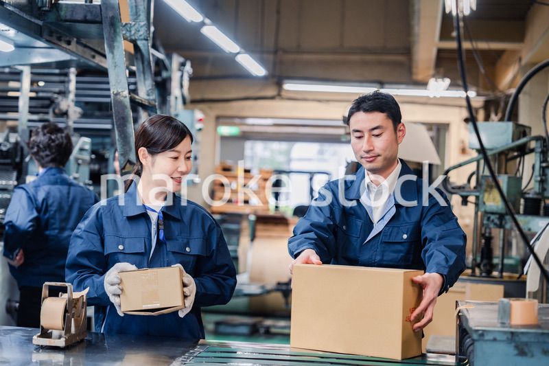 物流センターで発送業務をする作業員