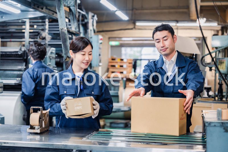 物流センターで発送業務をする作業員