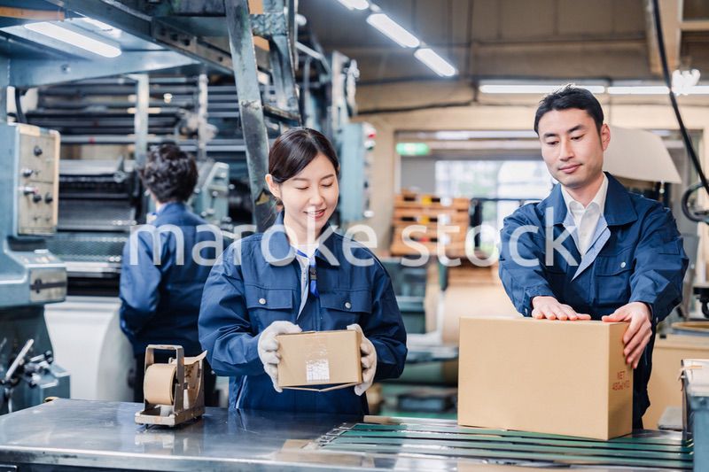 物流センターで発送業務をする作業員