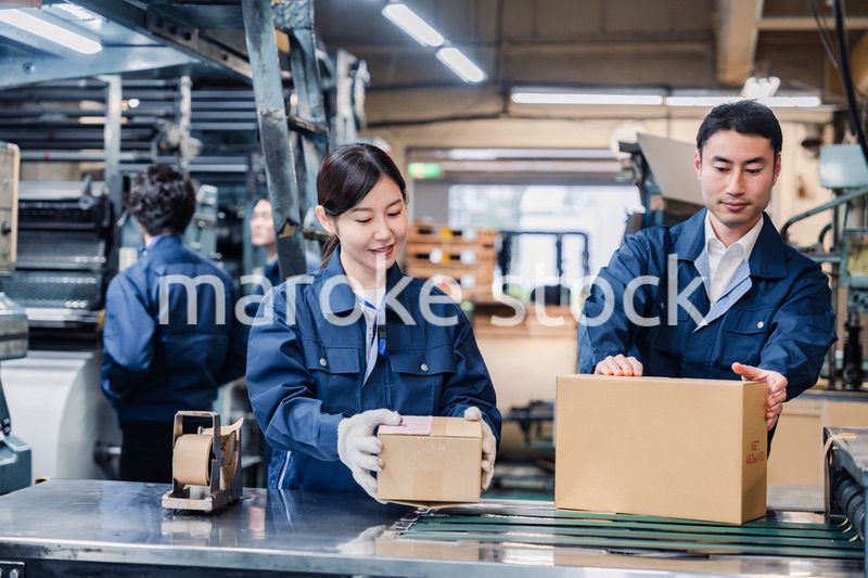 物流センターで発送業務をする作業員