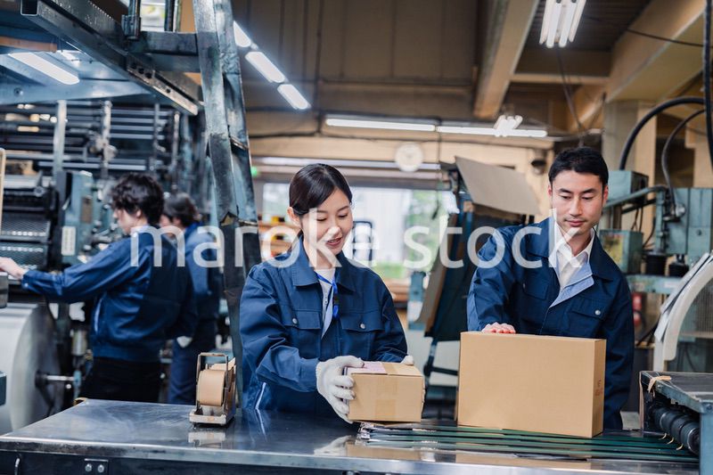 物流センターで発送業務をする作業員