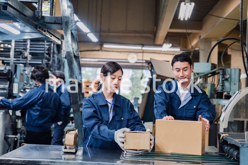 物流センターで発送業務をする作業員