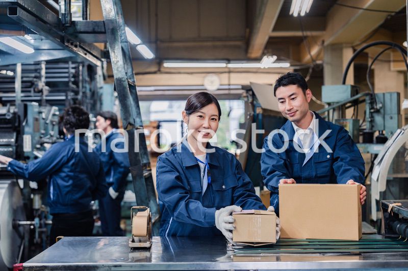 物流センターで発送業務をする作業員