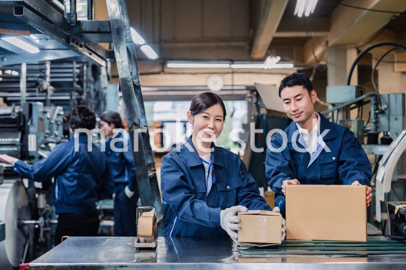 物流センターで発送業務をする作業員